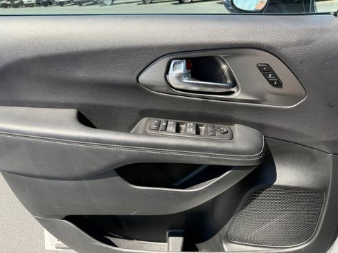 Used 2025 Chrysler Pacifica Select FWD image 38