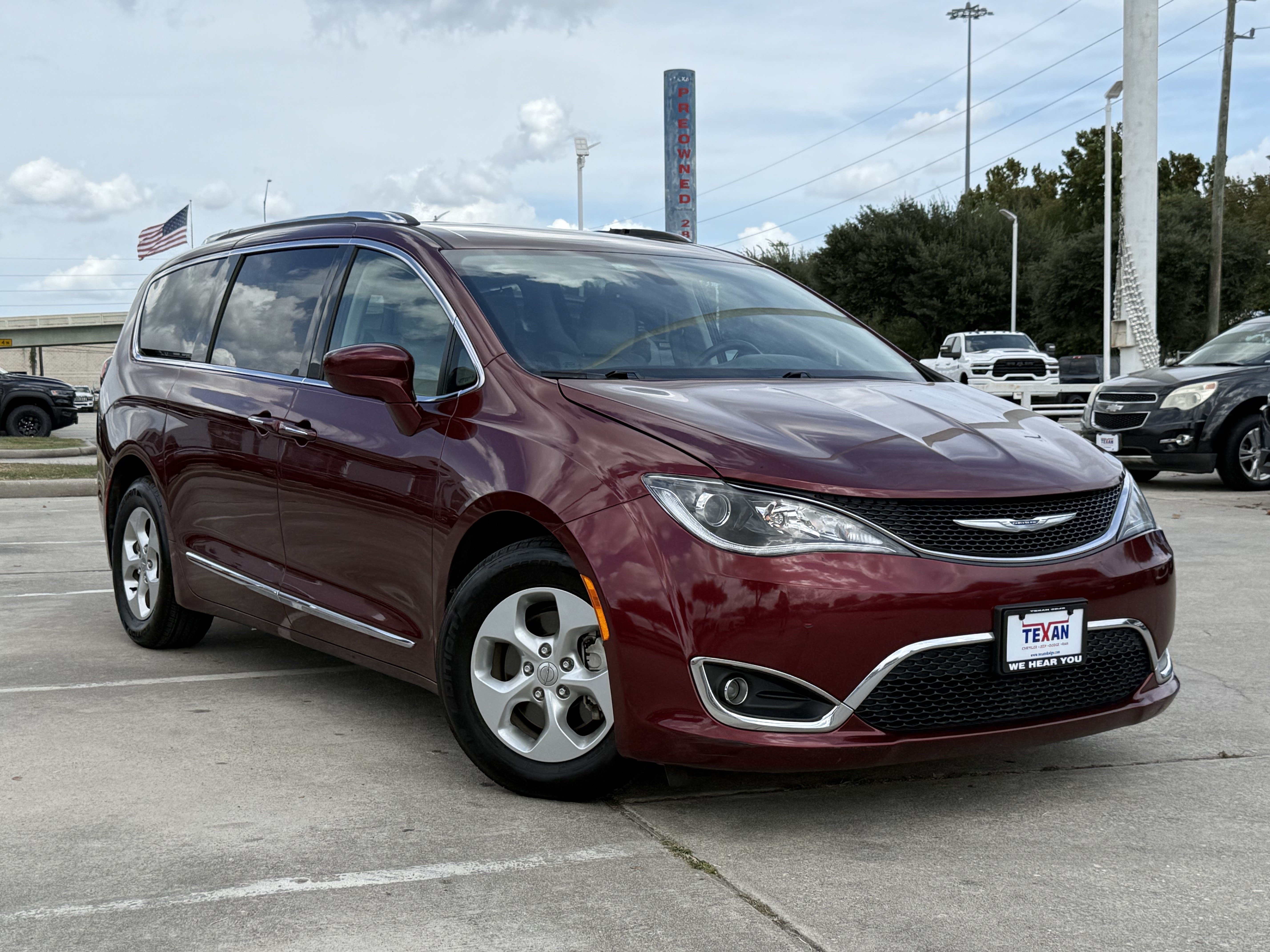 Used 2017 Chrysler Pacifica Touring-L Plus FWD image 2