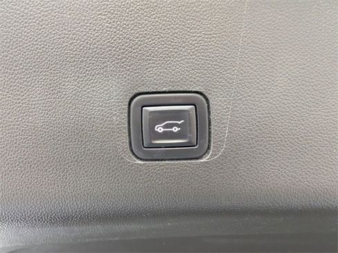 Used 2022 Chevrolet Traverse Premier image 35