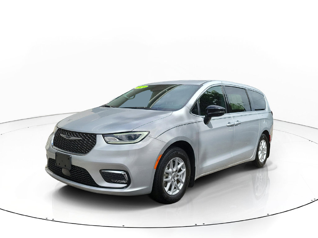Used 2024 Chrysler Pacifica Touring FWD image 5