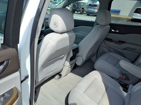 Used 2021 GMC Acadia SLE FWD image 9