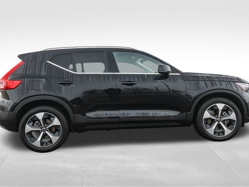 Certified 2025 Volvo XC40 B5 Core w/ Protection Package Premier image 4