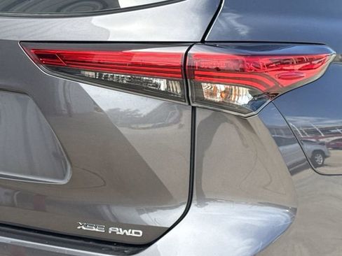 Used 2021 Toyota Highlander XSE AWD/4WD image 7