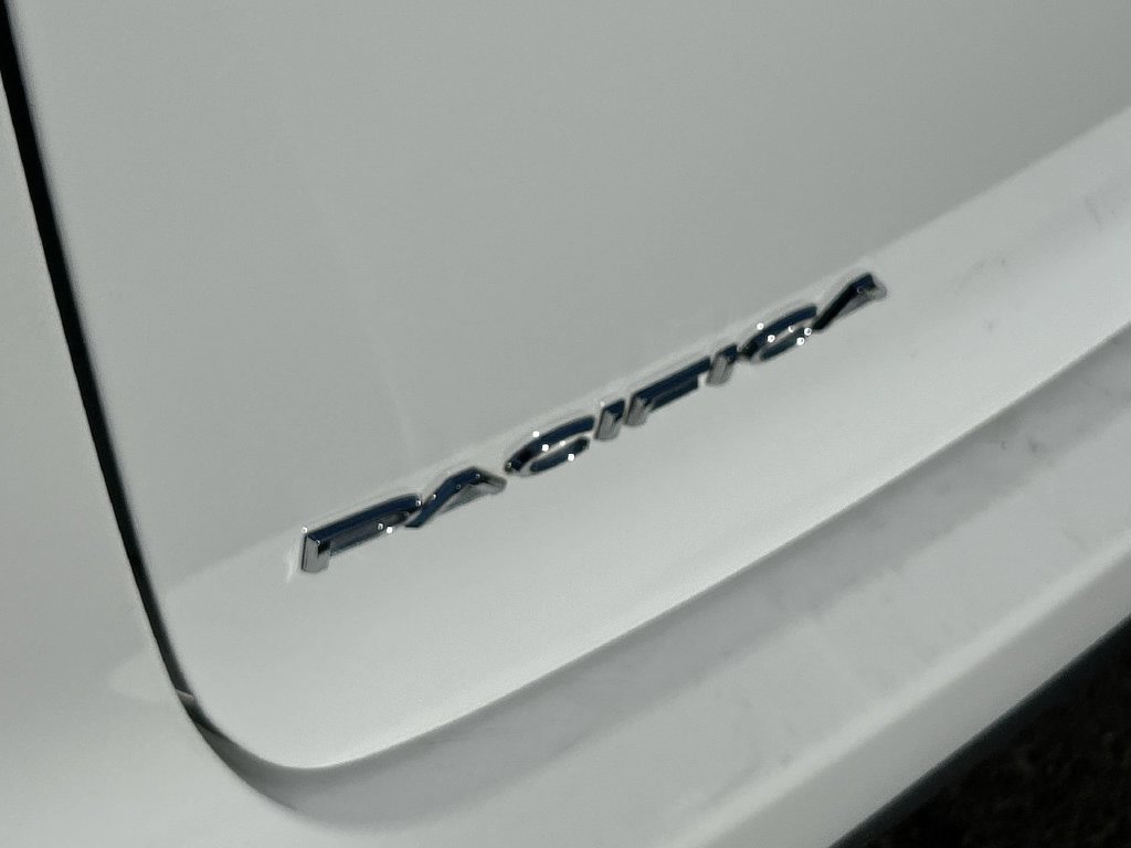 Used 2024 Chrysler Pacifica Touring-L FWD image 24