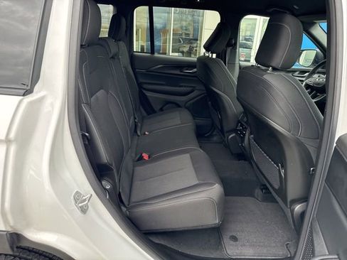 Used 2025 Jeep Grand Cherokee Laredo image 13