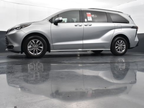 Used 2025 Toyota Sienna XLE FWD image 37