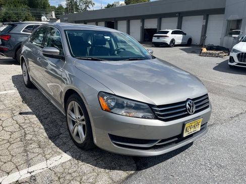 Used 2014 Volkswagen Passat 1.8T SE FWD image 4