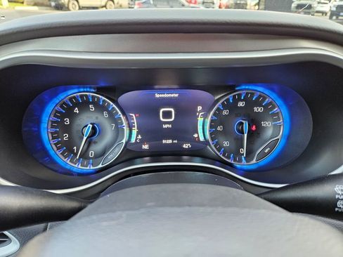 Used 2024 Chrysler Pacifica Touring-L image 22