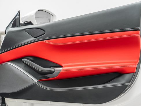Used 2019 Ferrari Portofino RWD image 44