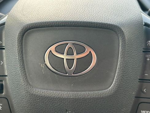 Used 2025 Toyota Prius XLE image 37