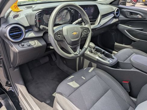 Used 2025 Chevrolet Trax LS FWD image 17