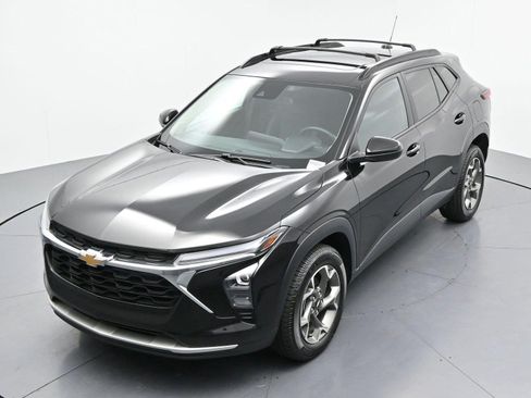Used 2024 Chevrolet Trax LT w/ Sunroof Package FWD image 38