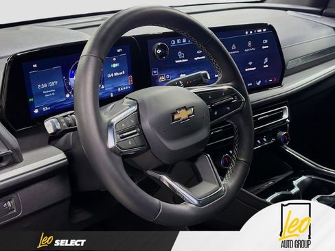 Used 2025 Chevrolet Traverse LT w/ Sun and Wheel Package image 11