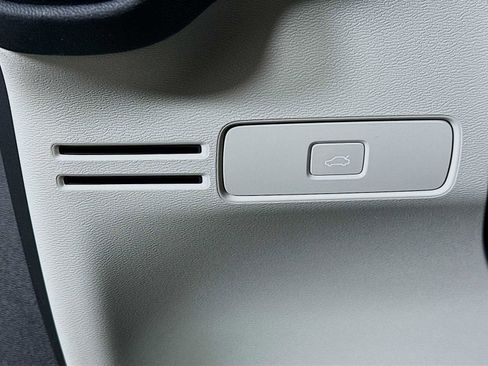 Used 2023 Volvo XC40 B5 Ultimate w/ Protection Package Premier image 10