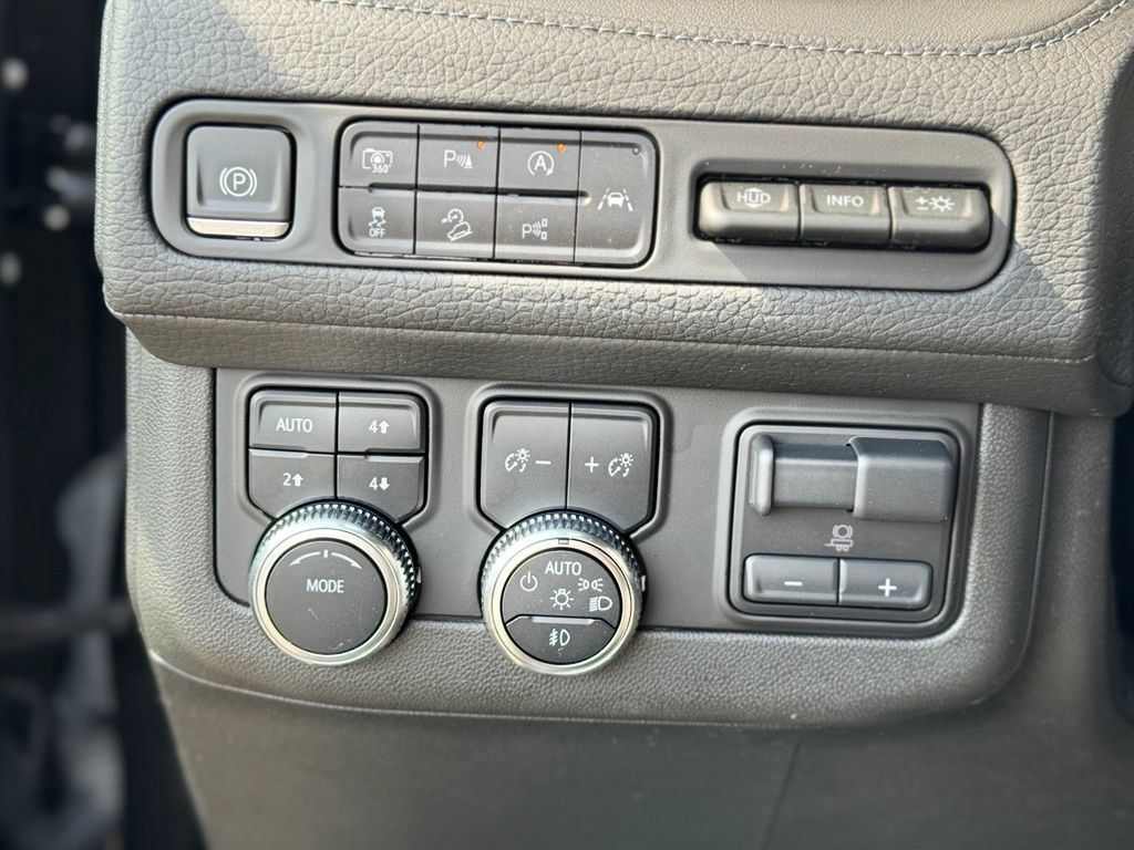 Used 2023 GMC Yukon Denali w/ Advanced Technology Package AWD/4WD image 21