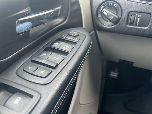 Used 2017 Dodge Grand Caravan SXT image 29