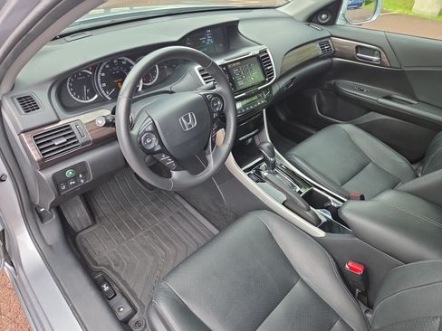 Used 2017 Honda Accord Touring image 15