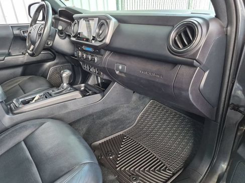 Used 2019 Toyota Tacoma TRD Off-Road AWD/4WD image 19