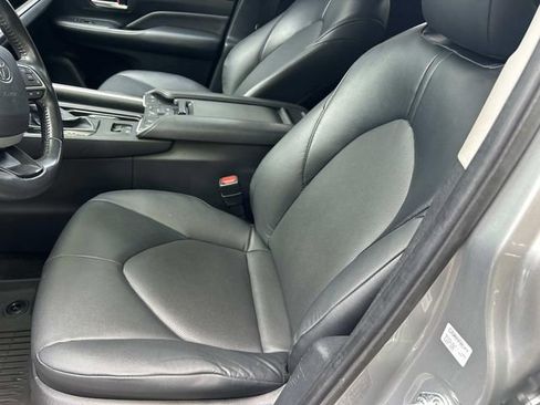 Used 2024 Toyota Grand Highlander AWD image 16