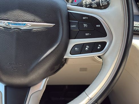 Used 2018 Chrysler Pacifica Limited w/ Advanced Safetytec Group FWD image 15