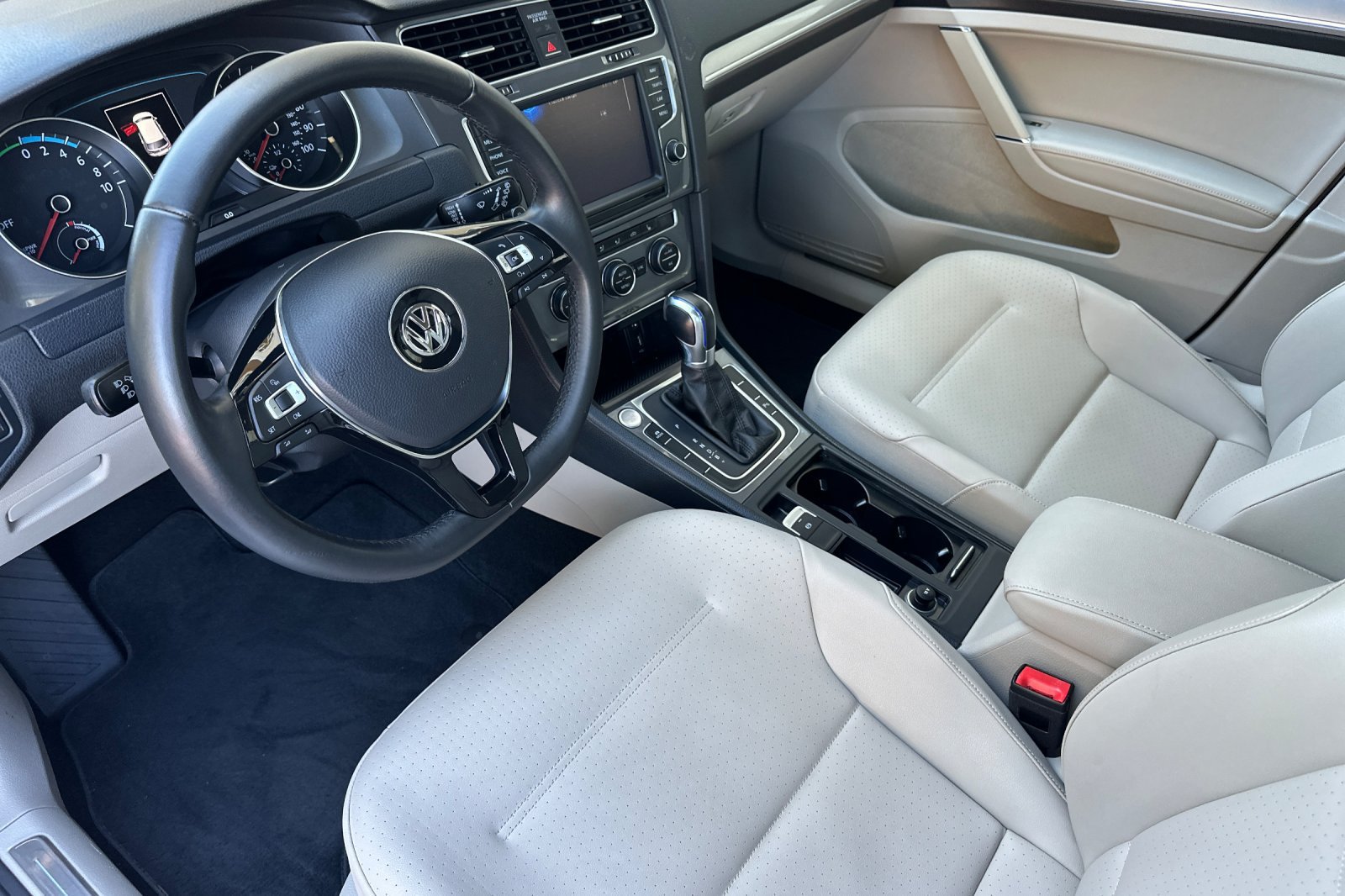 Used 2016 Volkswagen e-Golf SEL Premium FWD image 10