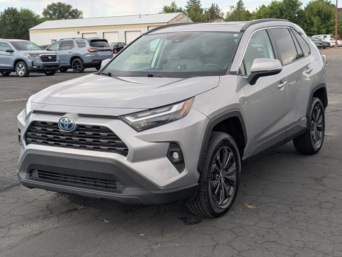 Used 2022 Toyota RAV4 XLE Premium AWD/4WD image 8