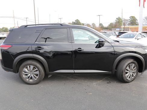 Used 2025 Nissan Pathfinder SV image 5