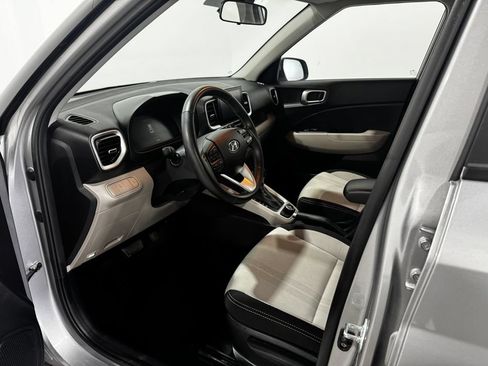 Used 2025 Hyundai Venue SEL FWD image 15