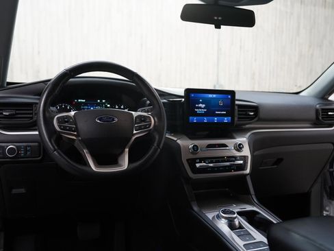 Used 2021 Ford Explorer XLT image 11