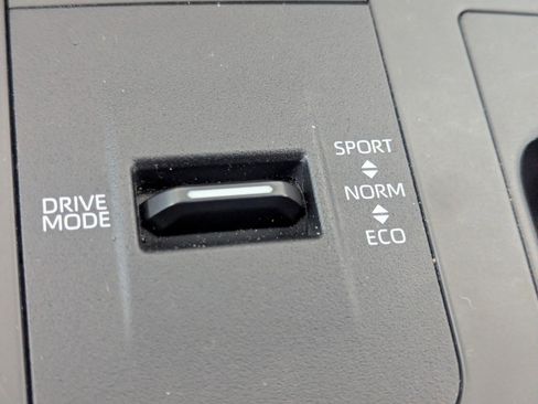 Used 2023 Toyota Highlander XLE image 30