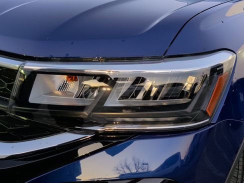 Used 2024 Volkswagen Taos SE w/ Panoramic Sunroof Package image 3