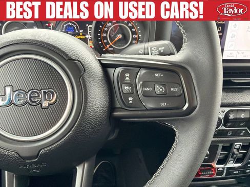 Used 2025 Jeep Gladiator Sport AWD/4WD image 17