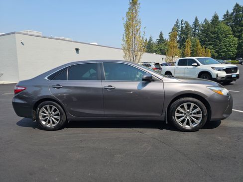 Used 2017 Toyota Camry XLE FWD image 8