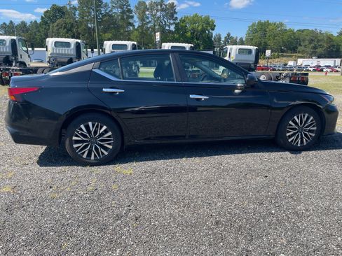 Used 2025 Nissan Altima 2.5 SV FWD image 6