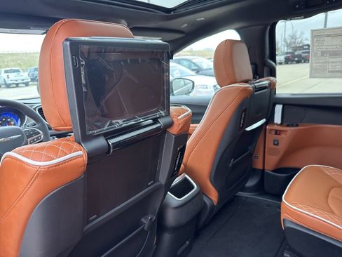 New 2026 Chrysler Pacifica Pinnacle image 9