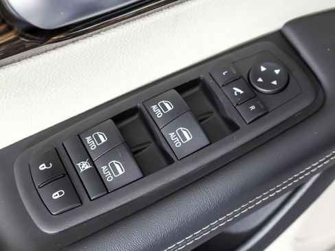 Used 2024 Chrysler Pacifica Limited image 45