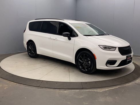 New 2026 Chrysler Pacifica Select w/ S Appearance Package image 7