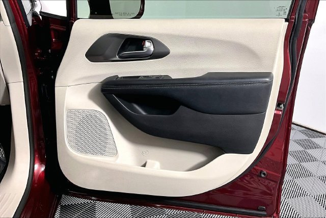 Used 2019 Chrysler Pacifica Limited w/ Tire & Wheel Group FWD image 26