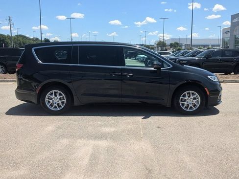 Used 2023 Chrysler Pacifica Touring-L FWD image 6