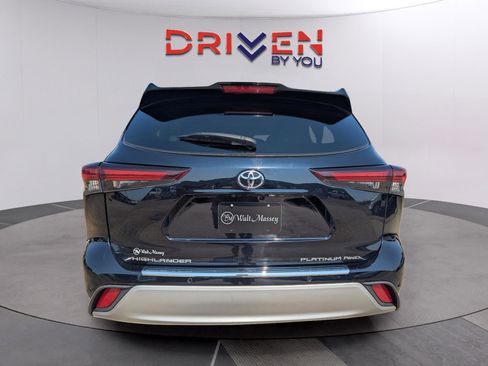 Used 2024 Toyota Highlander Platinum image 4