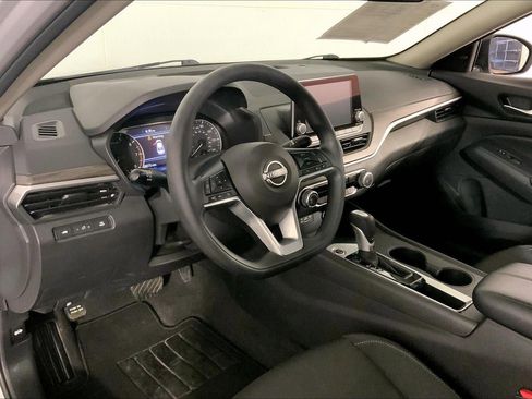Used 2025 Nissan Altima 2.5 SV image 14