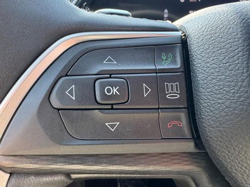 Used 2024 Jeep Grand Cherokee Laredo w/ Luxury Tech Group I AWD/4WD image 16