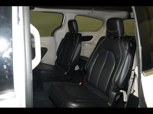 Used 2023 Chrysler Pacifica Touring-L FWD image 28