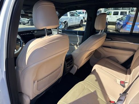 Certified 2024 Jeep Grand Cherokee Limited w/ Luxury Tech Group II image 20