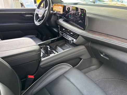 Used 2025 Chevrolet Suburban Premier image 17