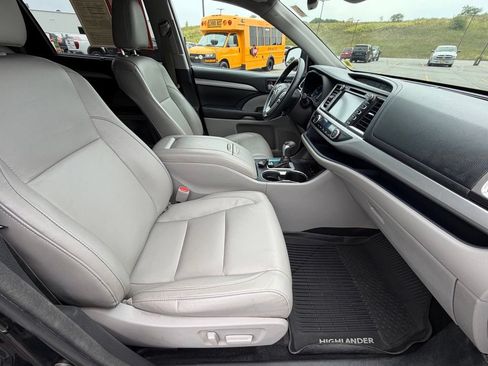 Used 2018 Toyota Highlander XLE AWD/4WD image 42