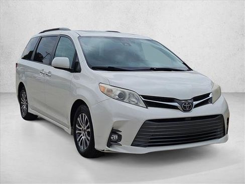 Used 2018 Toyota Sienna XLE FWD image 3