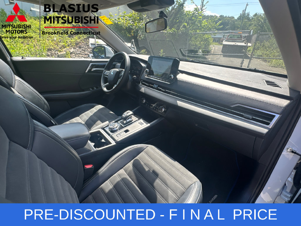 Used 2024 Mitsubishi Outlander 4WD Plug-In Hybrid image 32