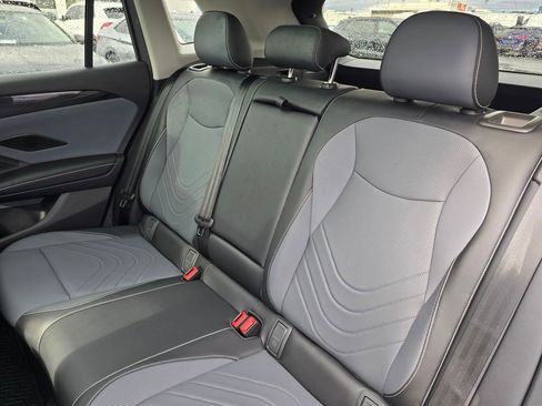 New 2025 Volkswagen Tiguan SE AWD/4WD image 17