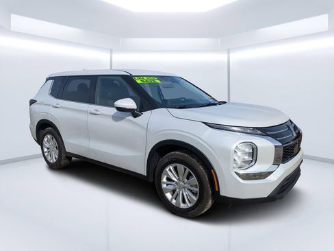 Used 2025 Mitsubishi Outlander ES FWD image 1